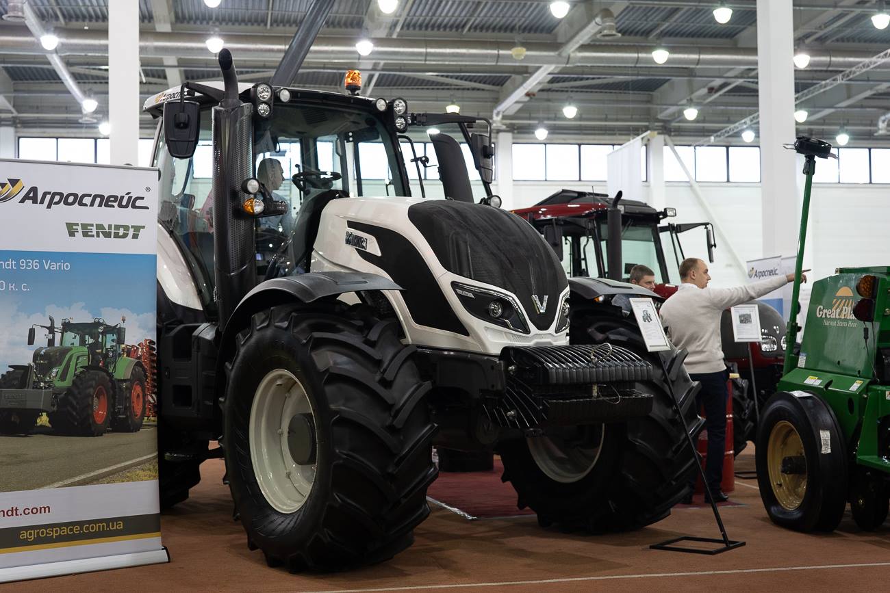 Гості «АгроТехСервіс» побачили на власні очі трактор Valtra T-194 (у комплектації Versu) – з двигуном AGCO Power потужністю 195 к.с. та інноваційним джойстиком Smart Touch.